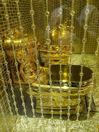 On her marriage, King Abdullah of Saudi Arabia presented his daughter with a toilet made completely from gold.