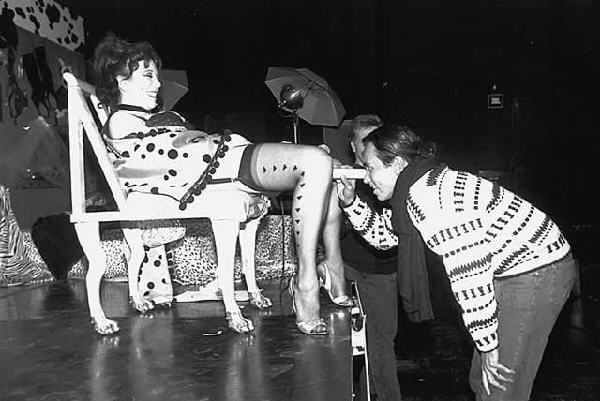 Annie Sprinkle exhibits her cervix to the public